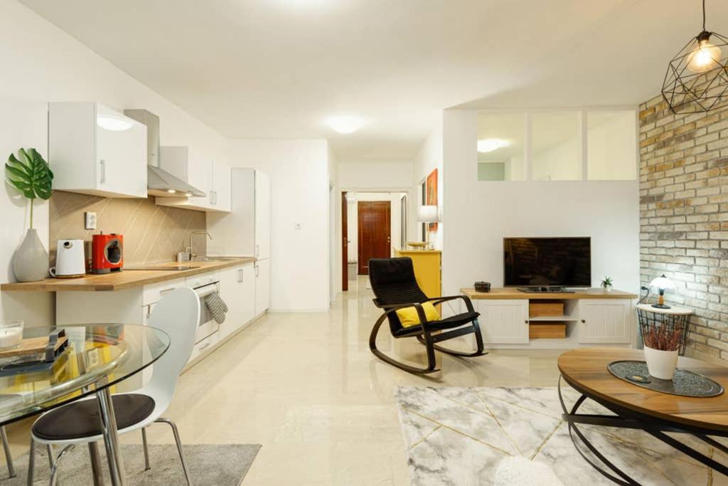 Spacious Stylish Up To 4ppl Close To Centre Soluň